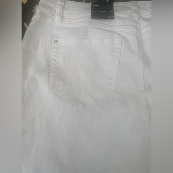 I.n.c. INTERNATIONAL CONCEPTS
NWT 14P Women's High Rise Denim
Bermuda Shorts - Picture 16 of 16